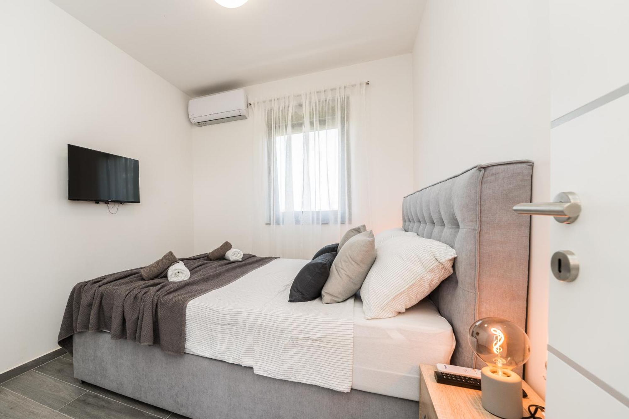 Valy With Heated Pool Vila