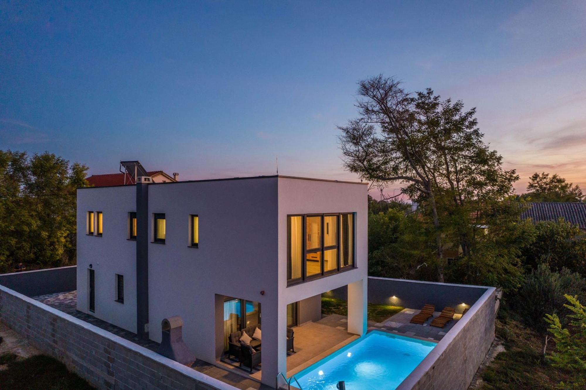 Valy With Heated Pool Vila *