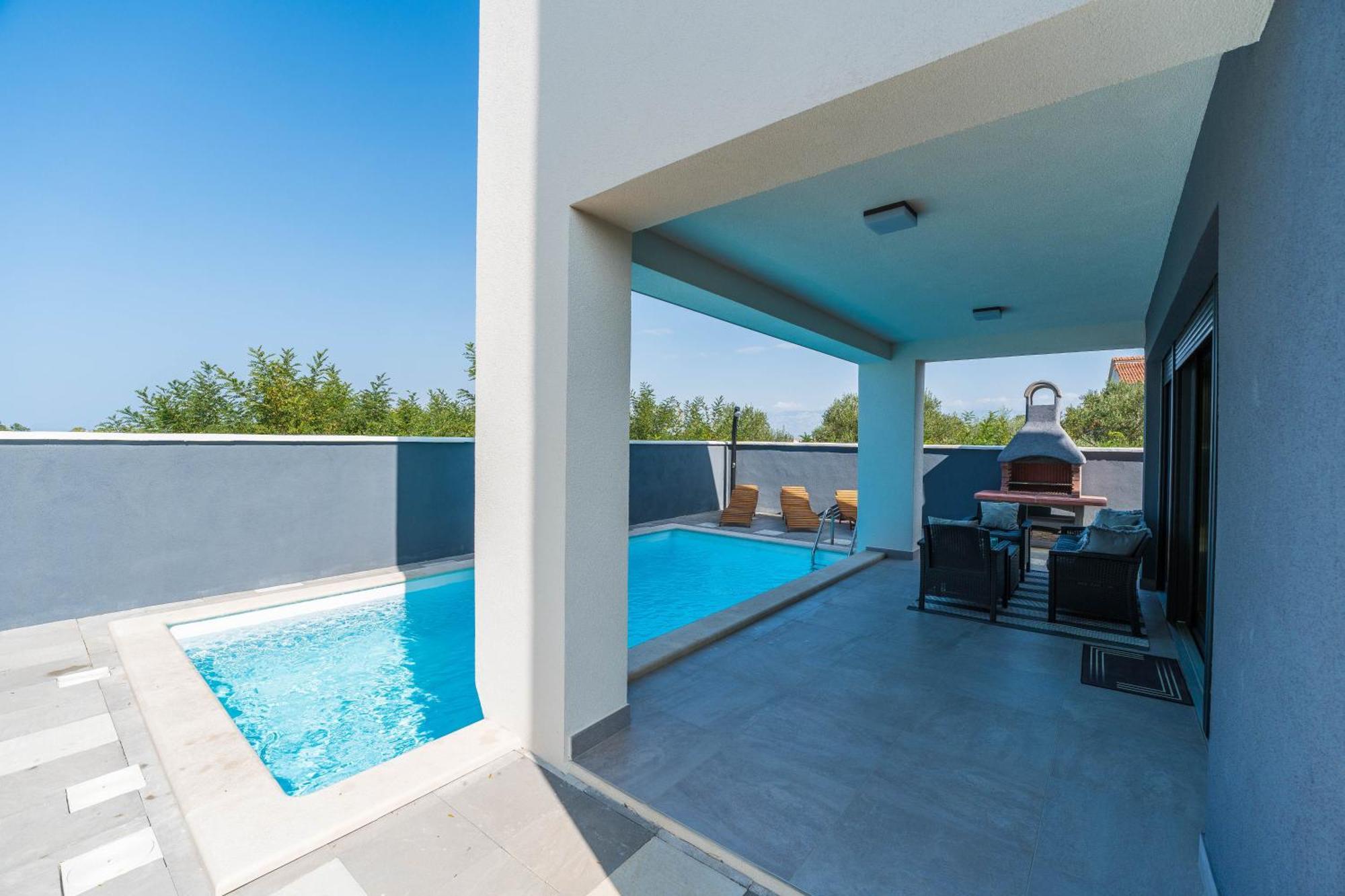 Valy With Heated Pool *